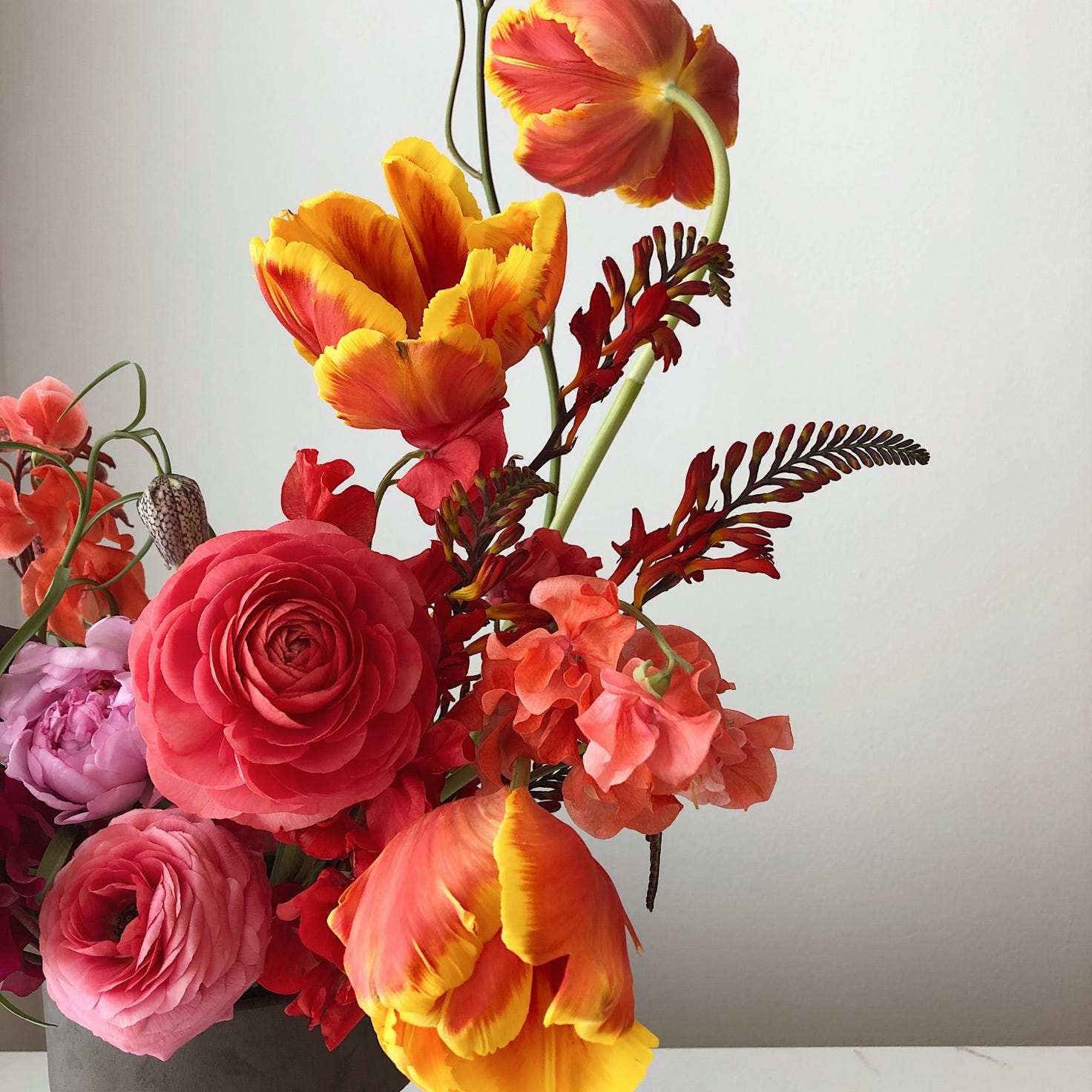 Bunter Frühlingsstrauß In Der Modernen Vase