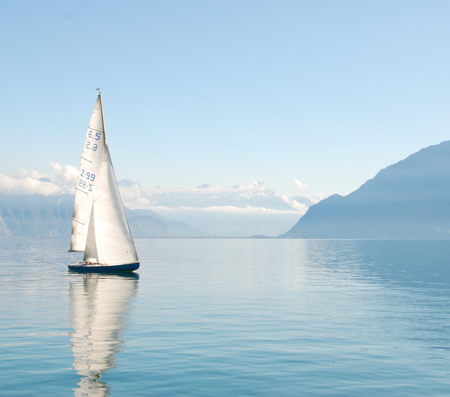 Weißes Segelboot Auf Dem Wasser